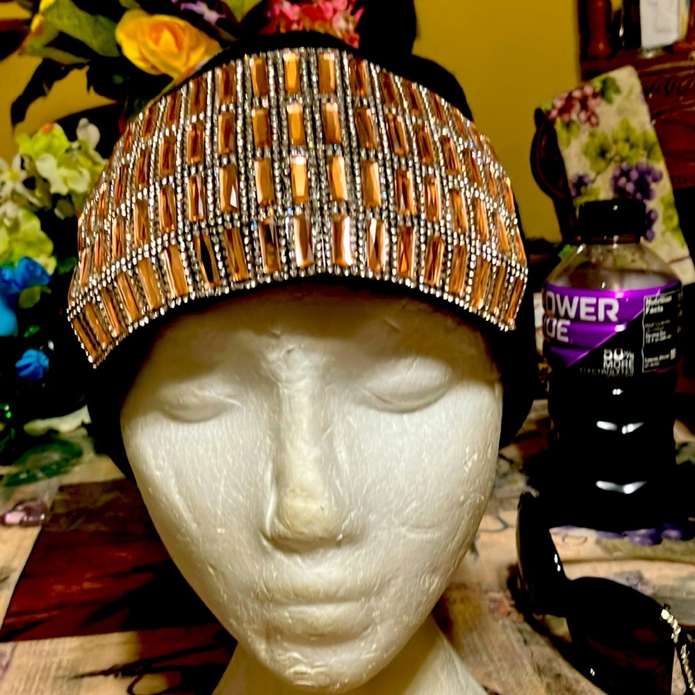 Thermal woman’s hat, black with rhinestone and mayor pieces